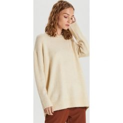 Gładki sweter oversize - Kremowy. Białe swetry damskie Cropp, m. W wyprzedaży za 29,99 zł.