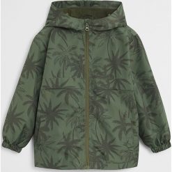 Mango Kids - Kurtka dziecięca Chicago6 110-164 cm. Czerwone kurtki chłopięce Mango Kids, bez wzorów, z poliesteru, krótkie, z kapturem. W wyprzedaży za 63,90 zł.