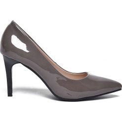 SZPILKI DAMSKIE KLASYCZNE. Brązowe szpilki marki Top Secret, na co dzień, bez wzorów, ze skóry, eleganckie, bez obcasa, na szpilce, bez zapięcia. W wyprzedaży za 49,99 zł.