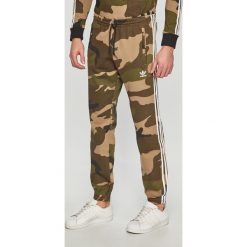 Adidas Originals - Spodnie. Szare spodnie męskie adidas Originals, na co dzień, m, bez wzorów, z bawełny, casualowe. W wyprzedaży za 249,90 zł.