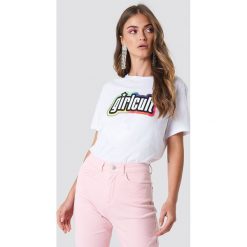 Galore x NA-KD T-shirt Girl Cult - White. Białe t-shirty damskie marki Galore x NA-KD, z nadrukiem, z okrągłym kołnierzem. W wyprzedaży za 60,97 zł.