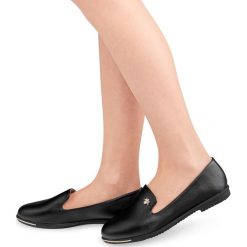 Balerinki damskie Miss Laura W-133 Czarne. Czarne baleriny damskie MISS LAURA, bez wzorów, z tworzywa sztucznego, eleganckie, bez obcasa, na płaskiej podeszwie. Za 52,00 zł.