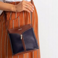 Torebka damska listonoszka skóra naturalna pasek. Brązowe listonoszki damskie ROVICKY, na co dzień, w paski, z jeansu, eleganckie, na ramię, bez dodatków. W wyprzedaży za 119,00 zł.