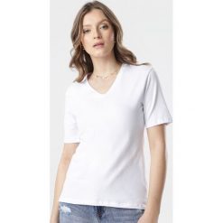 Biały T-shirt Sada. Białe bluzki damskie Born2be, s, z aplikacjami, z dzianiny, bez kołnierzyka. Za 54,99 zł.