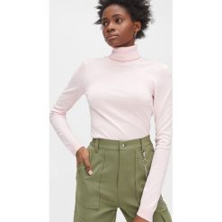 Sweter gładki z golfem - Różowy. Różowe swetry damskie Cropp, s. Za 59,99 zł.