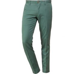 Polo Ralph Lauren SLIM FIT NEWPORT PANT Spodnie materiałowe washed forest. Zielone rurki męskie Polo Ralph Lauren, z bawełny. Za 629,00 zł.