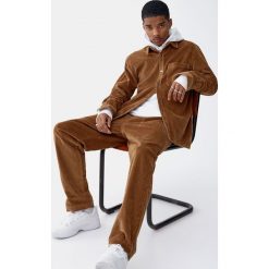 Sztruksowe spodnie worker. Czerwone spodnie męskie marki Pull&Bear, m, bez wzorów, ze sztruksu. Za 139,00 zł.
