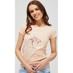 T-shirt z nadrukiem flamingów. Różowe bluzki damskie Moodo, xl, z nadrukiem, z elastanu, z okrągłym kołnierzem, z krótkim rękawem. Za 34,99 zł.