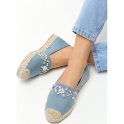 Niebieskie Espadryle Corey. Niebieskie espadryle damskie Born2be, z aplikacjami, z denimu, bez obcasa, na płaskiej podeszwie. Za 69,99 zł.