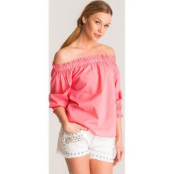 Różowa bluzka Emporio Armani. Różowe bluzki damskie Emporio Armani, bez wzorów, z bawełny, z włoskim kołnierzykiem, bez rękawów. Za 243,60 zł.