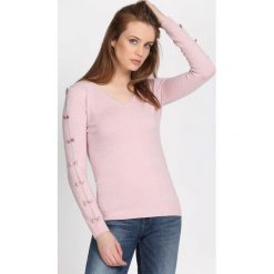Jasnoróżowy Sweter Reflecting. Szare swetry klasyczne damskie Born2be, l, dekolt w kształcie v. Za 74,99 zł.