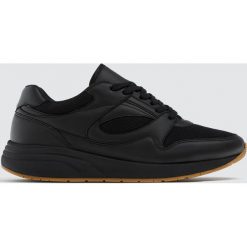 Czarne buty sportowe w miejskim stylu. Czarne buty sportowe damskie marki Pull&Bear. Za 139,00 zł.