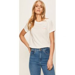 Lee - T-shirt. Białe bluzki damskie Lee, s, z nadrukiem, z bawełny, z okrągłym kołnierzem. W wyprzedaży za 49,90 zł.
