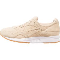 Asics Tiger GELLYTE V KAZOKU PACK Tenisówki i Trampki marzipan. Czerwone tenisówki damskie Asics Tiger, ze skóry. W wyprzedaży za 356,85 zł.