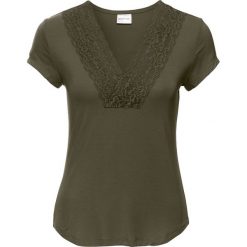 Shirt z koronką bonprix ciemnooliwkowy. Zielone koszulki damskie bonprix, w koronkowe wzory, z koronki, eleganckie, z dekoltem w serek, bez rękawów. Za 44,99 zł.