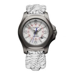 Zegarek "241772.1" w kolorze kremowo-szarym. Białe, analogowe zegarki męskie marki Victorinox. W wyprzedaży za 2499,95 zł.