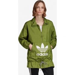 Adidas Originals Kurtka Zielony. Zielone kurtki damskie adidas Originals, na wiosnę, bez wzorów, z materiału, bez kaptura. Za 378,95 zł.