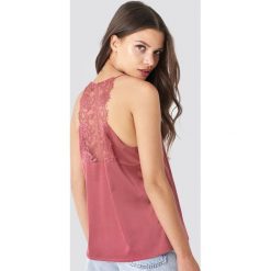 Rut&Circle Koszulka na ramiączkach Cherry - Pink. Różowe koszulki damskie marki Rut&Circle, bez wzorów, z poliesteru, z dekoltem na plecach, bez rękawów. Za 104,95 zł.