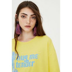 Krótka koszulka z krótkim rękawem i napisem. Białe t-shirty damskie marki Pull&Bear, z napisami. Za 24,90 zł.