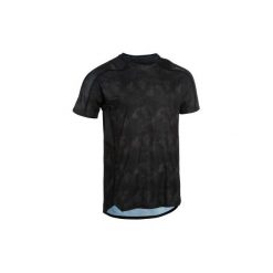 Koszulka fitness kardio męska FTS 500 szaro-czarna AOP. Koszulki męskie DOMYOS. Za 49,99 zł.