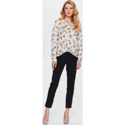 Bluzka damska oversize w japoński druk. Brązowe bluzki damskie Top Secret, z nadrukiem, eleganckie, z dekoltem w serek, bez rękawów. W wyprzedaży za 69,99 zł.