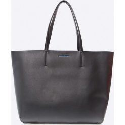 Calvin Klein - Torebka. Czarne torebki klasyczne damskie marki Calvin Klein, ze skóry ekologicznej, na ramię, duże. W wyprzedaży za 429,90 zł.