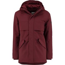 RVLT HEAVY Krótki płaszcz bordeaux. Czerwone płaszcze męskie marki RVLT, xxl, z nylonu, krótkie. W wyprzedaży za 493,35 zł.
