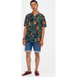 Koszula z kwiatowym wzorem i klapami. Czarne koszule męskie Pull&Bear, m, bez wzorów, bez kołnierzyka, bez rękawów. Za 48,90 zł.