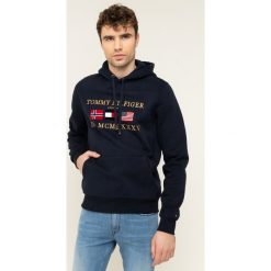Bluza TOMMY HILFIGER Multi Flag MW0MW12292. Białe bluzy męskie TOMMY HILFIGER, xl, bez wzorów, z bawełny, bez kołnierzyka, bez rękawów, bez kaptura. W wyprzedaży za 399,00 zł.