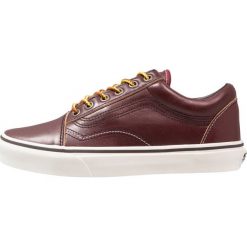 Vans UA OLD SKOOL Tenisówki i Trampki rum raisin/marshmallow. Czerwone trampki męskie marki Vans, ze skóry. W wyprzedaży za 202,95 zł.