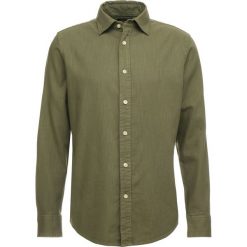 GStar BRISTUM SHIRT L/S Koszula olive. Zielone koszule męskie G-Star, s, bez wzorów, z bawełny, bez kołnierzyka, bez rękawów. Za 419,00 zł.