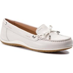 Mokasyny GEOX - D Vega Moc B D92DNB 043BC C1002 Off White. Białe mokasyny damskie Geox, na co dzień, z aplikacjami, ze skóry ekologicznej, bez obcasa, na płaskiej podeszwie, bez zapięcia. W wyprzedaży za 309,00 zł.