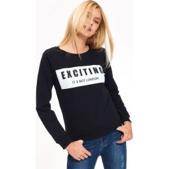 BLUZA NIEROZPINANA DAMSKA, Z NADRUKIEM. Czarne bluzy damskie z nadrukiem marki TROLL, na zimę, xl, z dzianiny, z długim rękawem, długie. Za 69,99 zł.