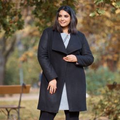 Elegancki czarny płaszcz MIRA duże rozmiary dla puszystych. Czarne płaszcze damskie Moda Size Plus Iwanek, na jesień, s, w paski, z poliesteru, eleganckie, plus size, długie. Za 349,00 zł.