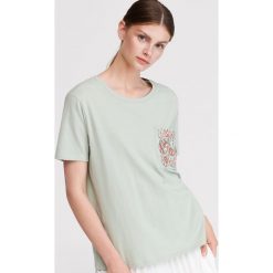 T-shirt z ozdobną kieszenią - Zielony. Zielone t-shirty damskie Reserved, s, bez wzorów, bez kołnierzyka. W wyprzedaży za 19,99 zł.