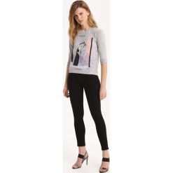 Bluza nierozpinana damska z nadrukiem. Szare bluzy damskie TROLL, na lato, s, z nadrukiem, z tkaniny. W wyprzedaży za 24,99 zł.