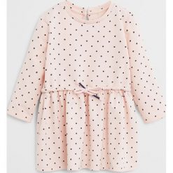 Mango Kids - Sukienka dziecięca Mia 80-104 cm. Białe sukienki dziewczęce Mango Kids, bez wzorów, z bawełny, z długim rękawem, długie, maxi, rozkloszowane. Za 59,90 zł.