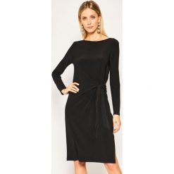 Sukienka koktajlowa DKNY P9JDTCCJ. Czarne sukienki damskie DKNY, m, bez wzorów, z elastanu, wizytowe, bez kołnierzyka, bez rękawów. W wyprzedaży za 319,00 zł.