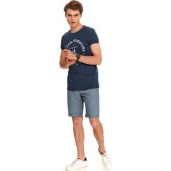 T-shirt krótki rękaw męski z nadrukiem. Niebieskie t-shirty męskie Top Secret, na jesień, m, z nadrukiem, z bawełny, wakacyjne, z okrągłym kołnierzem, krótkie. W wyprzedaży za 29,99 zł.