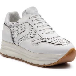 Sneakersy VOILE BLANCHE - May Perfy 0012013823.01.0N01 Bianco. Białe półbuty damskie marki Voile Blanche, na co dzień, bez wzorów, ze skóry, bez obcasa, na koturnie, bez zapięcia. Za 909,00 zł.