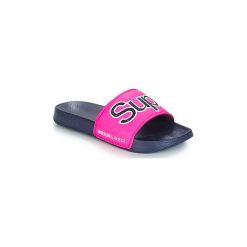 Klapki Superdry SUPERDRY GLITTER POOL SLIDE. Różowe klapki damskie Superdry, bez wzorów, bez obcasa. W wyprzedaży za 103,20 zł.