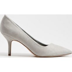Szpilki z imitacji zamszu - Jasny szary. Szare szpilki Mohito. Za 139,99 zł.