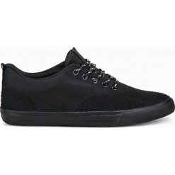 Buty męskie trampki T303 - czarne. Czarne trampki męskie Ombre Clothing, bez wzorów, z materiału, klasyczne, bez zapięcia. Za 49,00 zł.