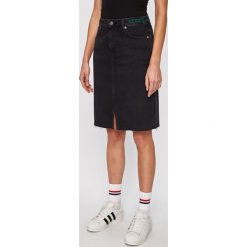 Tommy Jeans - Spódnica jeansowa. Czarne spódniczki damskie Tommy Jeans, na co dzień, bez wzorów, z bawełny, casualowe, z podwyższonym stanem, midi, proste. W wyprzedaży za 299,90 zł.