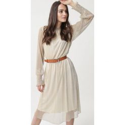 Złota Sukienka Isere. Żółte sukienki damskie Born2be, s, bez wzorów, eleganckie, z okrągłym kołnierzem, bez rękawów, długie, midi. Za 99,99 zł.
