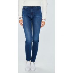 Tommy Jeans - Jeansy Santana. Niebieskie jeansy damskie rurki marki Tommy Jeans, z bawełny, z podwyższonym stanem. W wyprzedaży za 269,90 zł.