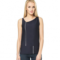 Sweter w kolorze granatowym. Niebieskie swetry klasyczne damskie marki Deni Cler, z denimu, z włoskim kołnierzykiem. W wyprzedaży za 329,95 zł.