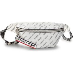 Saszetka nerka TOMMY JEANS - Tjw Logo Tape Bumbag Refl AW0AW08262 MUL. Białe nerki damskie Tommy Jeans, bez wzorów, z jeansu, bez dodatków. W wyprzedaży za 249,00 zł.
