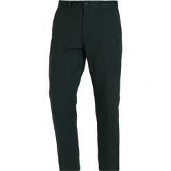 Chinosy męskie: Obey Clothing STRAGGLER FLOODED Chinosy forest green