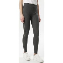 Ciemnoszare Legginsy Oceanelle. Szare legginsy damskie Born2be, s, z napisami, z gumy. Za 39,99 zł.